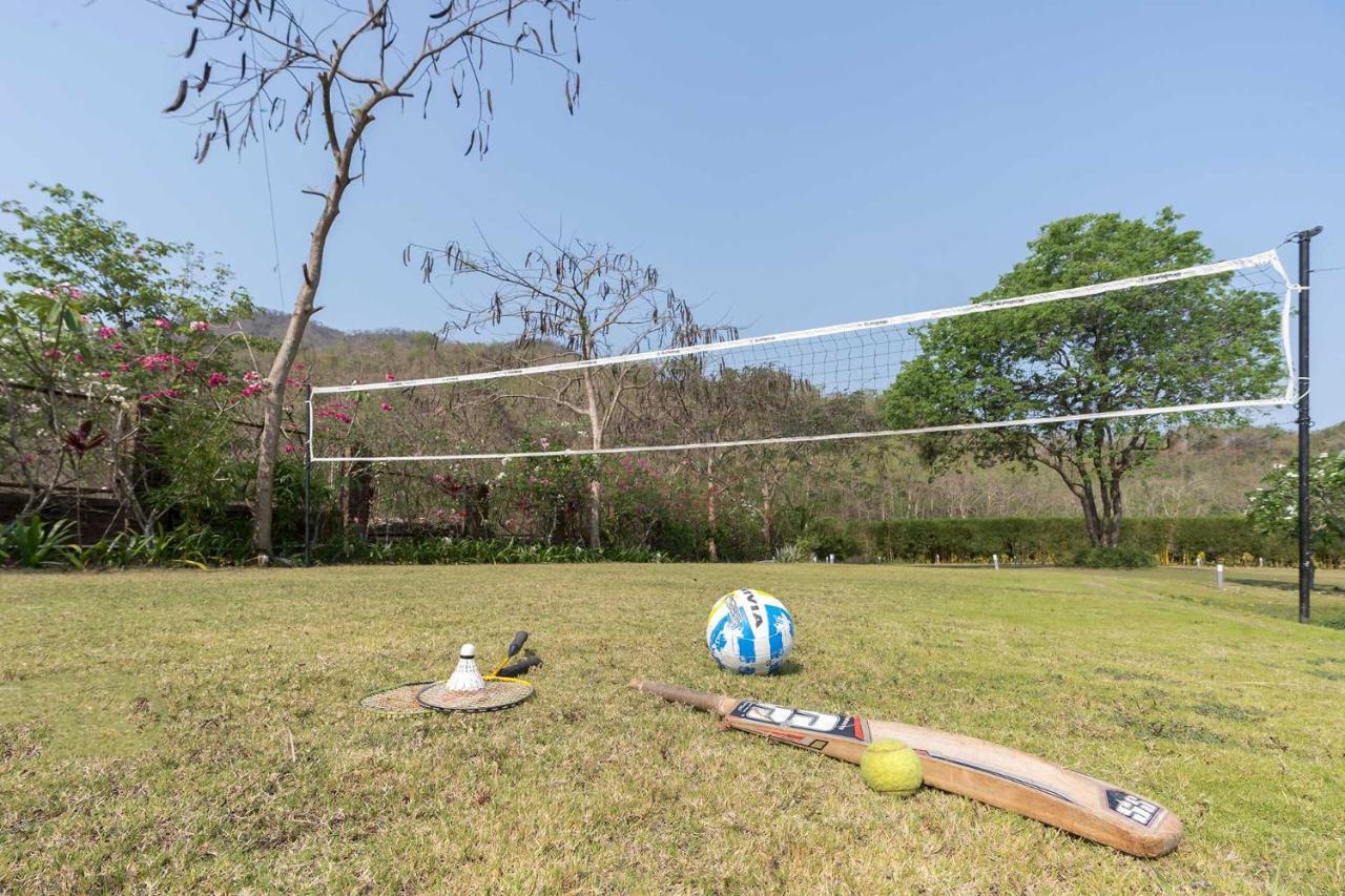 The Leaf: Stayvista's Poolside Oasis with Indoor Games Alibag Exterior photo
